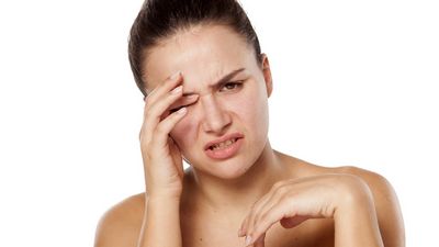 Headache Behind Eyes - How to Deal With This Painful Headache doing an examination of